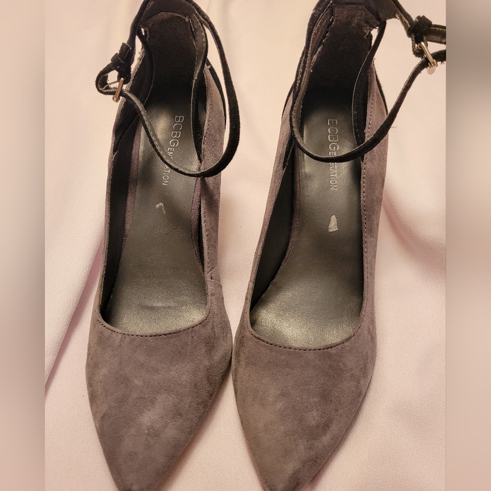 BCBGeneration  WOMEN'S BLACK AND GRAY SUEDE HEELS. SIZE 6.5 WITH HEEL STRAP